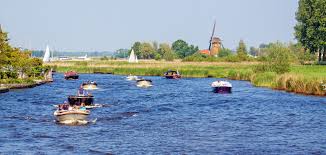 Open plassen bij Warmond met windmolen